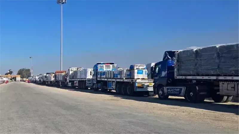 من بينها وقود.. تواصل دخول 74 شاحنة مساعدات إلى معبر العوجة