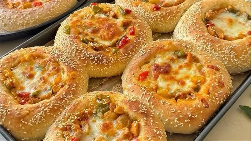 على طريقة الشيف نجلاء الشرشابي.. تحضير معجنات لذيذة بالصلصة والجبنة بمذاق شهي