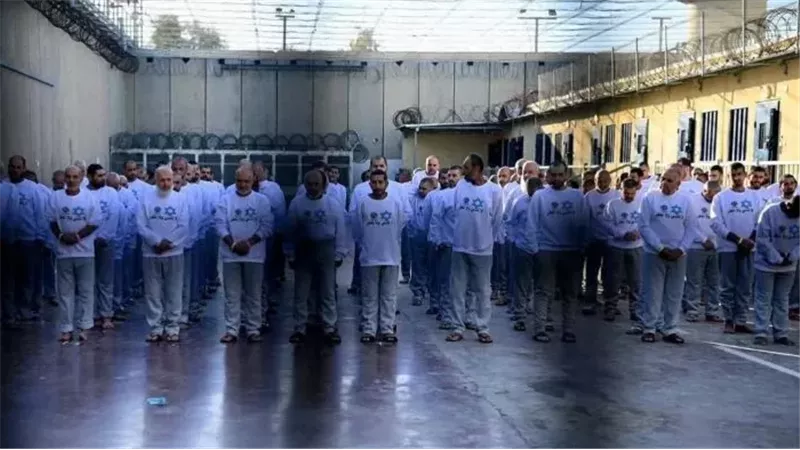 لن ننسى ولن نغفر.. إسرائيل تجبر الأسرى على ارتداء ملابس نجمة داود