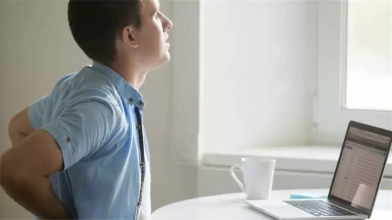 إذا كنت تجلس لفترات طويلة.. تمارين فعالة لتقليل أضرار الجلوس المطول