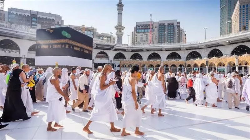 يجوز للمرأة الجمع بين الحج أو العمرة لأكثر من شخص بنية واحدة