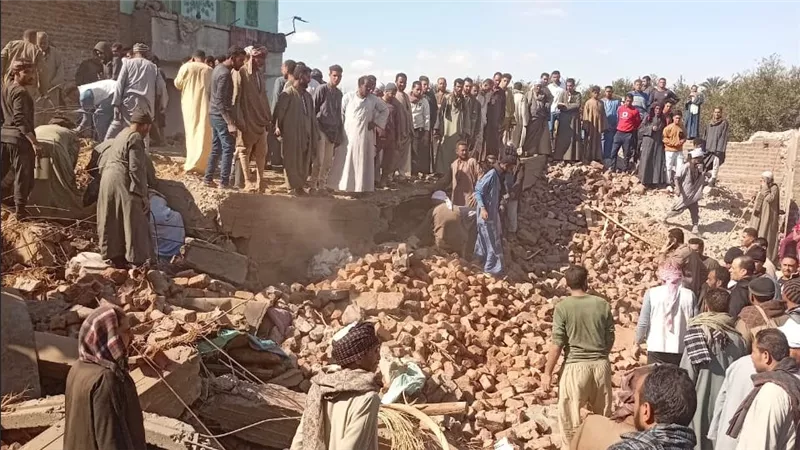 انتشال طفل من تحت أنقاض المنزل المنهار بأسيوط
