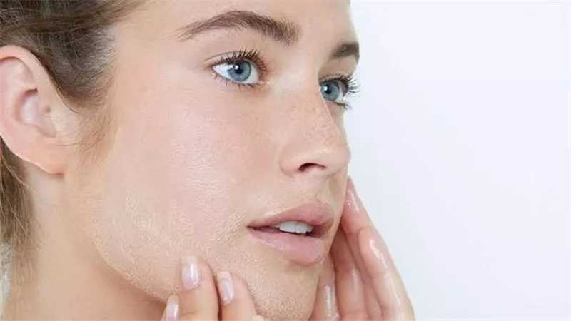 دهنية أم مختلطة؟.. تعرّفي على نوع بشرتك بخطوات سهلة