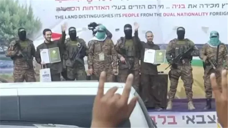 الفصائل الفلسطينية: تسليم 4 من الأسرى الإسرائيليين للصليب الأحمر فى النصيرات