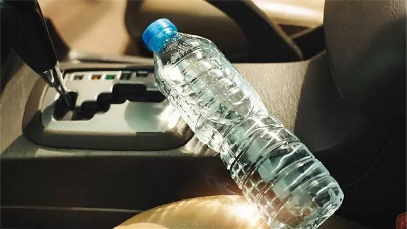 احذر.. أضرار خطيرة لترك زجاجة المياه في السيارة لفترة طويلة