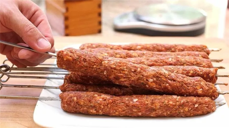 طرق سهلة وسريعة وأسرار تخزين الكفتة لفترة طويلة في الفريزر