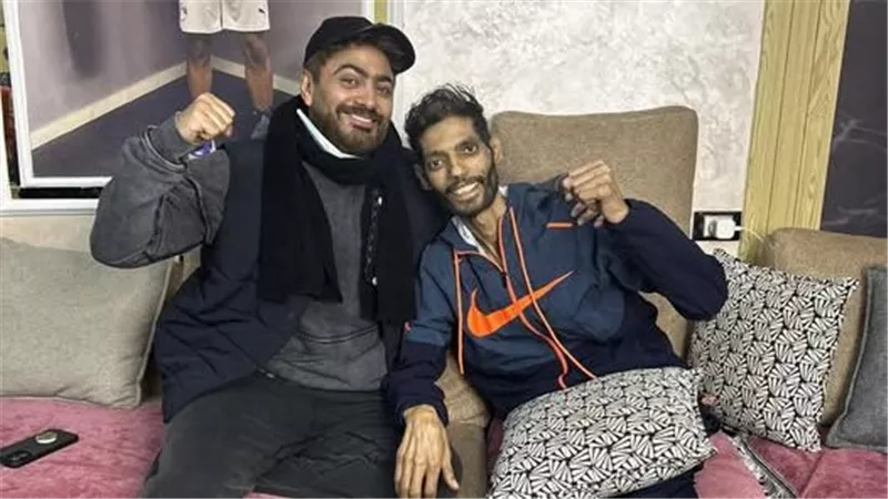 تامر حسنى يفاجئ لاعب الزمالك السابق إبراهيم شيكا بزيارته فى منزله