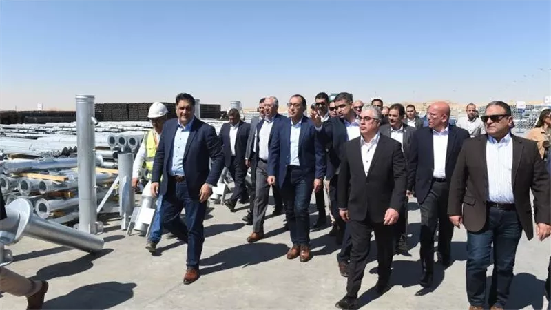 رئيس الوزراء يتققد ميناء العين السخنة ويفتتح عدة مصانع بقناة السويس