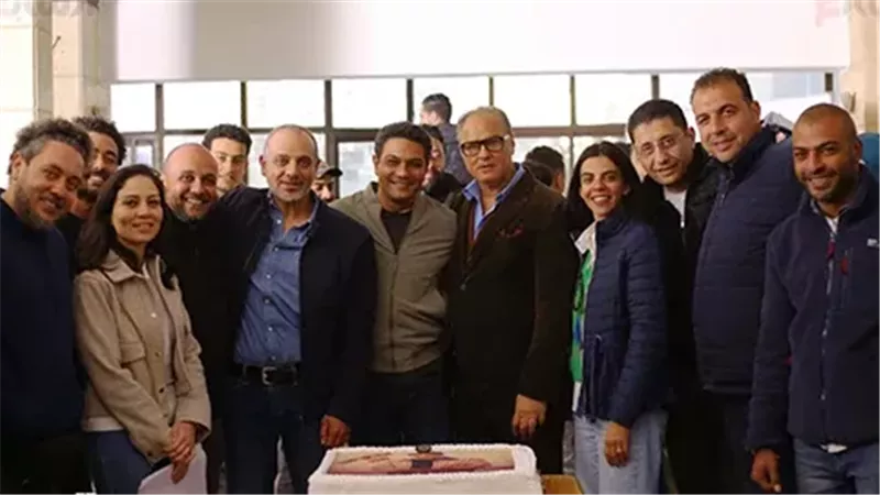 الاحتفال بعيد ميلاد آسر ياسين فى لوكيشن تصوير مسلسل قلبي ومفتاحه