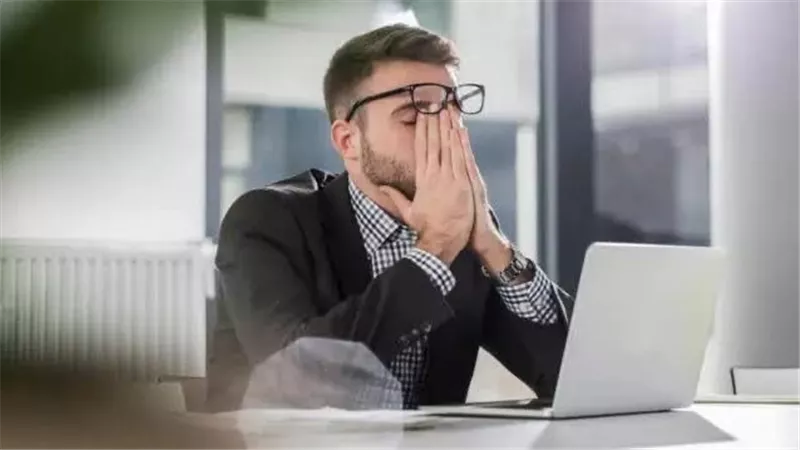 متلازمة المحتال.. لماذا يطاردك الشعور بالفشل رغم تحقيق النجاح؟