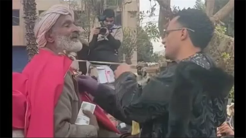 رقصة والصلاة على النبى.. محمد رمضان يفاجئ سيدة بـ 100 ألف جنيه