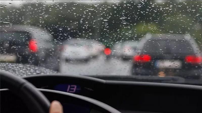 نصائح للحد من الحوادث أثناء سقوط الأمطار بالطرق