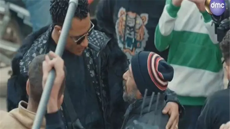 شربت لاتيه قبل كده.. محمد رمضان يهدى الحاج محمد 100 ألف جنيه