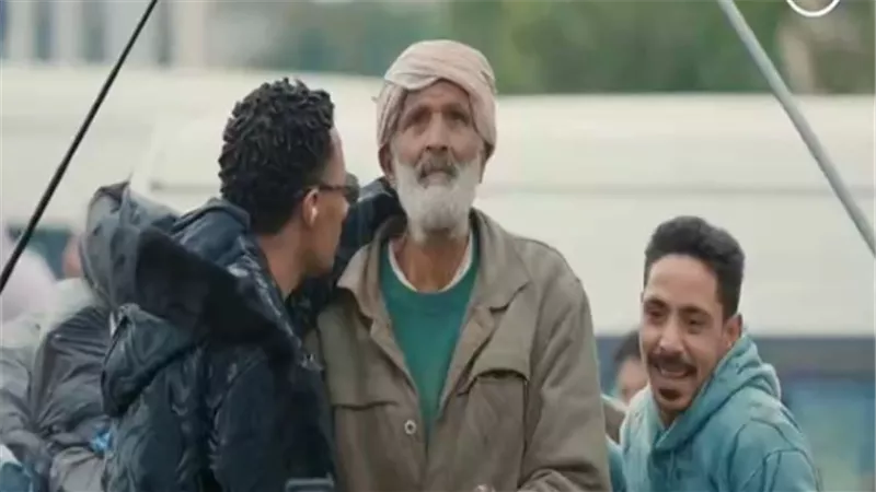 محمد رمضان يدخل الفرح على قلب جامع قمامة ويهديه 100 ألف جنيه 