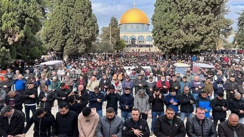الخارجية الفلسطينية: تحديد سن المصلين خرق فاضح لالتزامات الاحتلال وانتهاك القانون الدولي