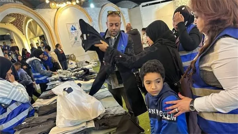 النجم تامر عاشور يشارك مع التحالف الوطنى فى توزيع ملابس العيد