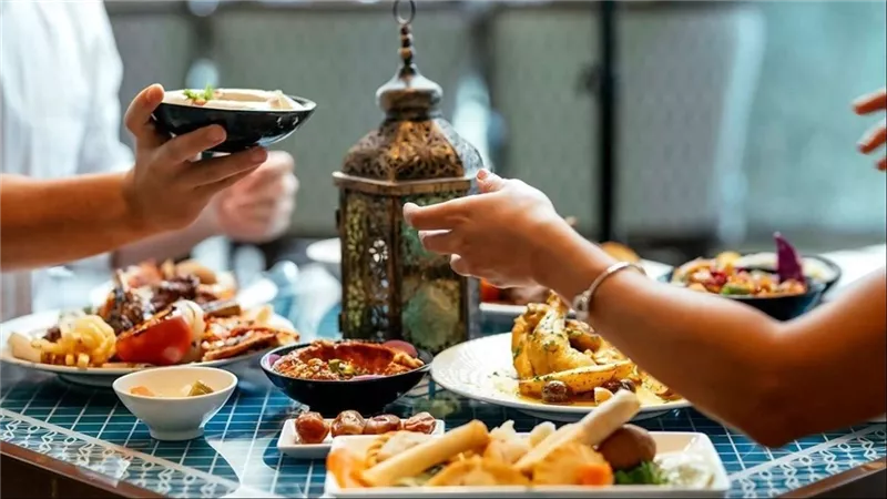 لحماية صحتك في رمضان.. عادات غذائية لا غنى عنها على مائدة الإفطار