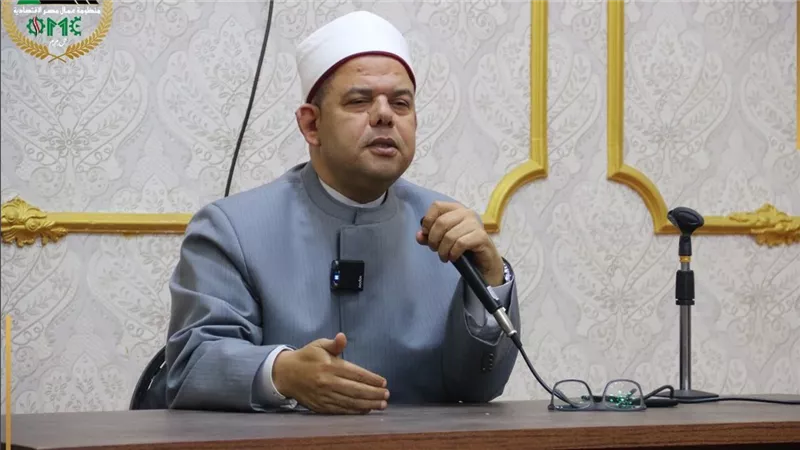 المستشار الديني لعمال مصر الاقتصادية يقدم محاضرة متميزة حول أخلاقيات الصائم 