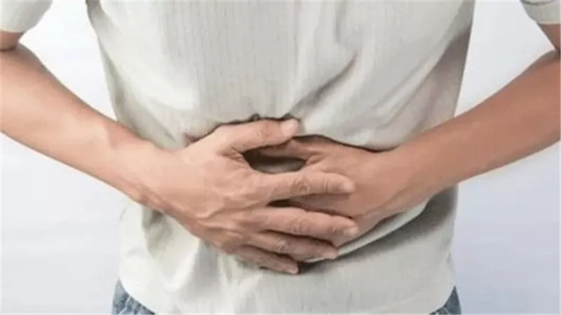الديدان الخطافية.. سبب خفي وراء مشكلات هضمية مزعجة تصيب الملايين