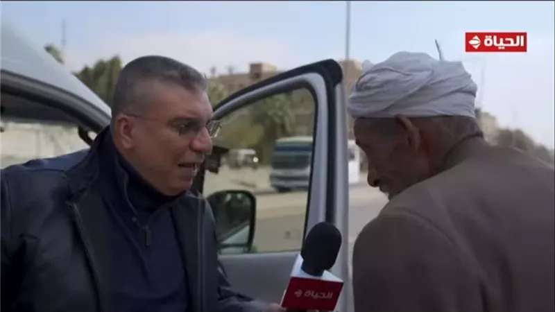 جوائز مالية.. عمرو الليثي يواصل جبر الخواطر لعاملين الياميش والحاج فتحي 