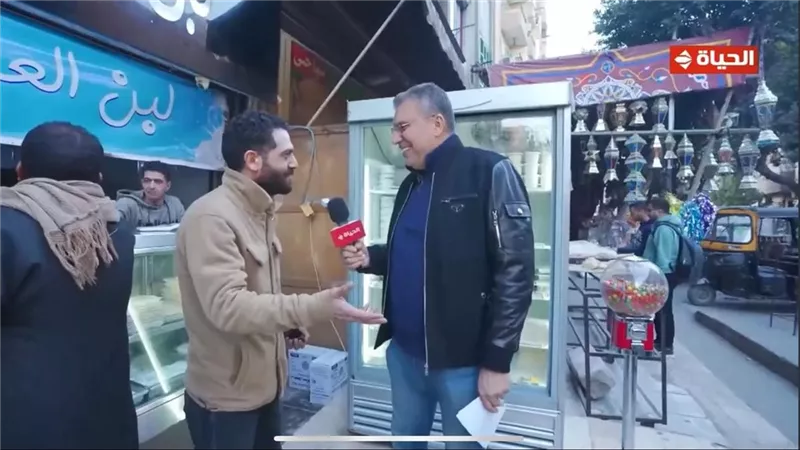 عمرو الليثي يهدى عاملين بمحل ألبان ومسن جوائز مالية من أجمل ناس