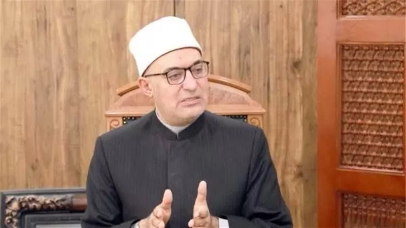 هل يختلف ثواب قراءة القرآن من الهاتف عن المصحف الورقي؟.. الإفتاء توضح