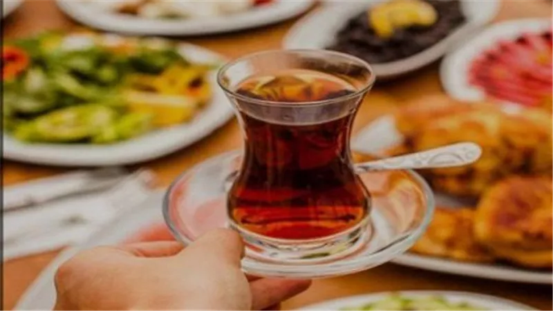 منها الشاي الأحمر واللحوم المصنعة.. أطعمة ومشروبات يُفضل تجنبها في السحور