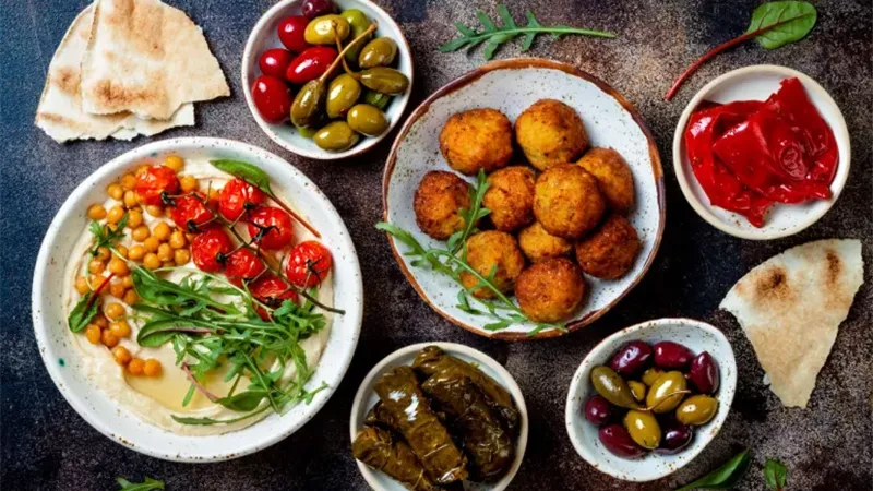سحور 18 رمضان.. وجبة خفيفة ولذيذة من الخبز باللبنة والخيار