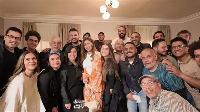 روجينا تنتهي من تصوير مسلسل حسبة عمري وتحتفل مع فريق العمل