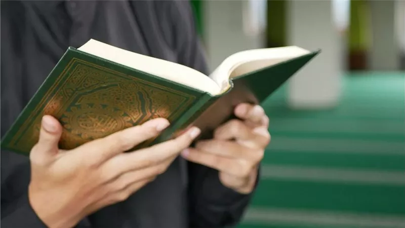 هل يجوز قراءة القرآن من المصحف أثناء صلاة التراويح؟.. الإفتاء تجيب