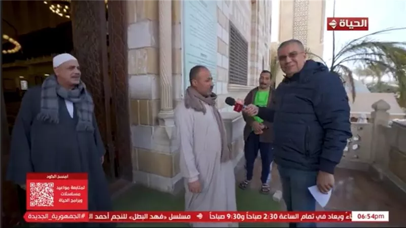 عمرو الليثي يجبر بخاطر عاملين بمسجد الحصرى وبائعة بجوائز من أجمل ناس