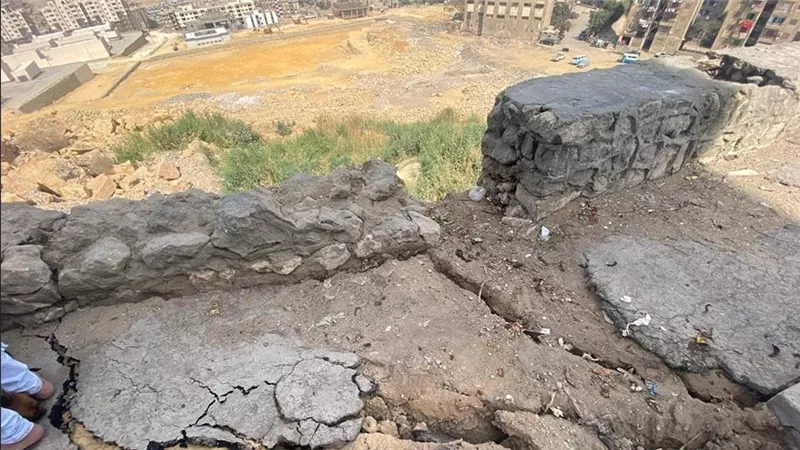 احتمالية السقوط في أى وقت.. إخلاء بلوكات الحرفيين بالقاهرة بسبب هبوط أرضى
