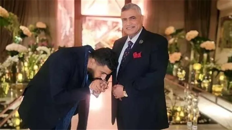 والد محمد سامي يوجه له رسالة من أمام الكعبة بعد إعلانه الاعتزال