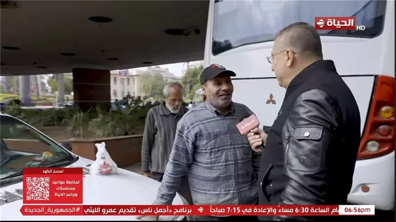 عمرو الليثي يدعم بائعة مناديل وسائقين التاكسي بجوائز مالية من أجمل ناس