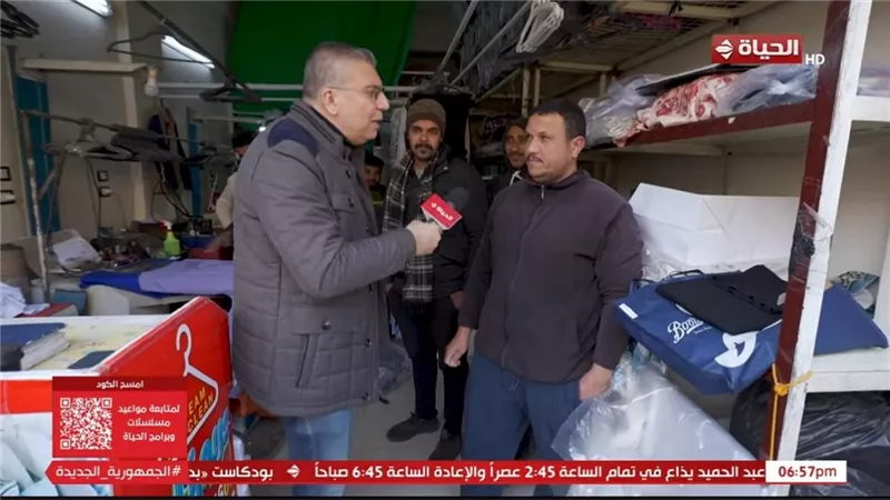 عمرو الليثي يهدي عاملين بمحل مكوجي وسيدة جوائز مالية من أجمل ناس