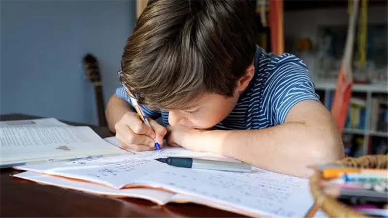 لو ابنك متعثر في التقييمات.. خطوات فعالة تساعده على التفوق الدراسي 
