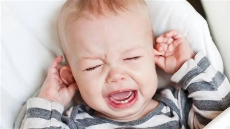 من الأعراض للعلاج.. كل ما تحتاج معرفته عن التهاب الأذن عند الأطفال
