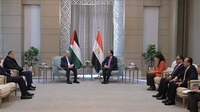 رئيس الوزراء يؤكد لنظيره الفلسطيني ضرورة الحفاظ على وقف إطلاق النار بغزة