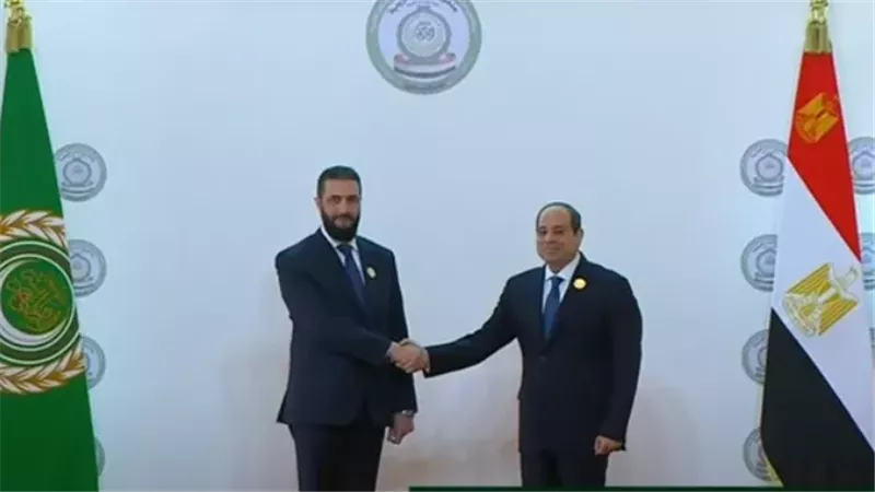 السيسي يستقبل نظيره أحمد الشرع بمقر انعقاد القمة العربية فى القاهرة