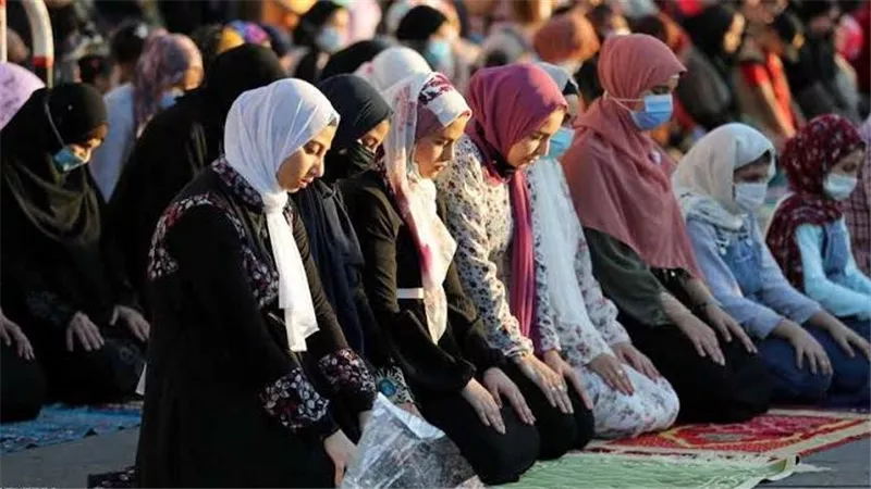 الإفتاء تجيب.. هل يجوز خروج المرأة لصلاة العيد؟