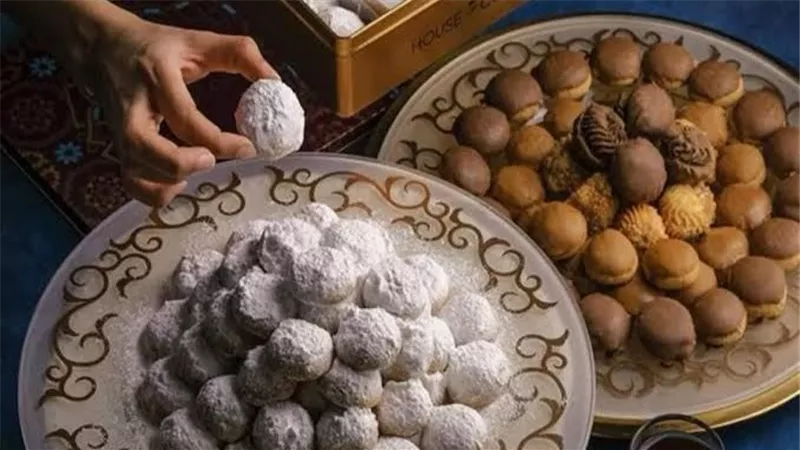 دليلك المتكامل لمريض السكري في العيد.. كم كحكة تأكل ومتى تقيس سكرك؟