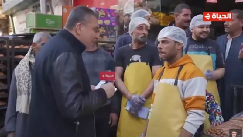 عمرو الليثي يهدي عاملين بمخبز كحك جوائز مالية من أجمل ناس