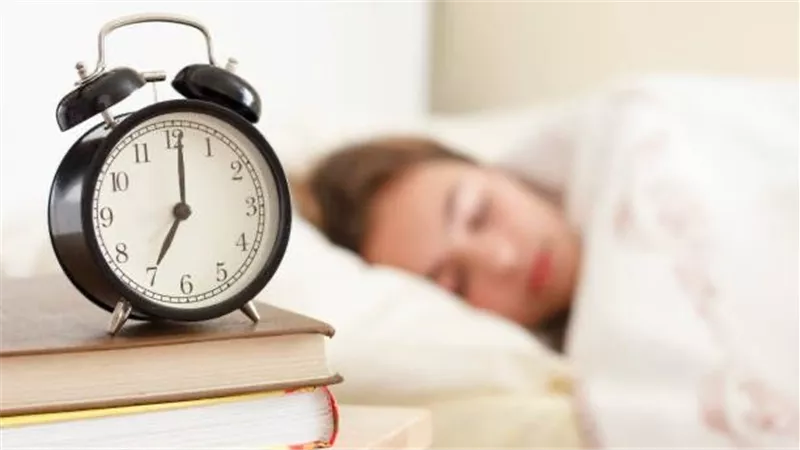 خبير طب نفسي يكشف سلوك شائع نهارًا يهدد صحتك ويسبب أمراضًا مزمنة
