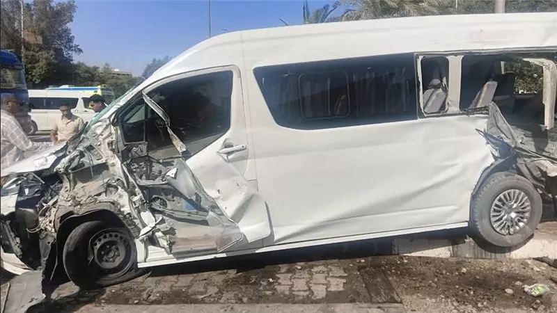 حادث تصادم مروري مروع بين قطار وسيارة ميكروباص سياحى فى أسوان