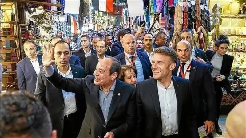 بعد زيارة الرئيس الفرنسي.. كل ما تود معرفته عن خان الخليلي بالقاهرة