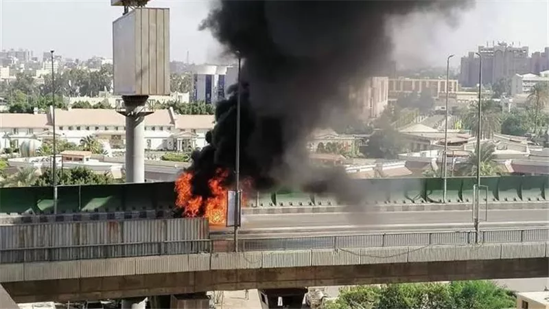 تفحم سيارة أعلى كوبرى أكتوبر في غمرة والحماية المدنية تسيطر