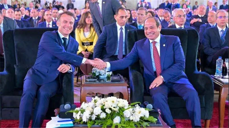 الرئيس السيسي وماكرون يصلان مدينة العريش