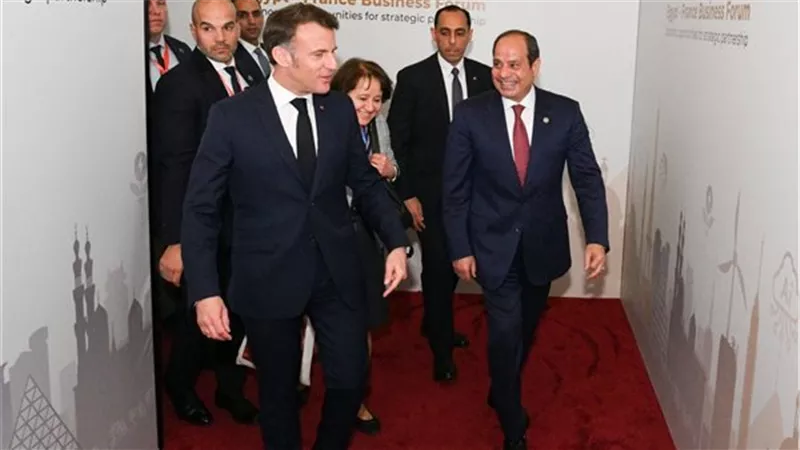الرئيس السيسي ونظيره الفرنسي يزوران مصابي غزة بمستشفى العريش