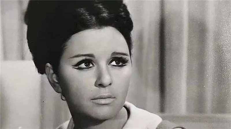 الرقة والبساطة.. سر جمال وأنوثة سعاد حسني سندريلا الأجيال