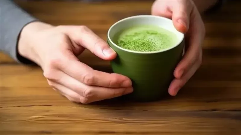 كوب من السكينة.. كيف تساعدك الماتشا على الهروب من ضوضاء الحياة؟